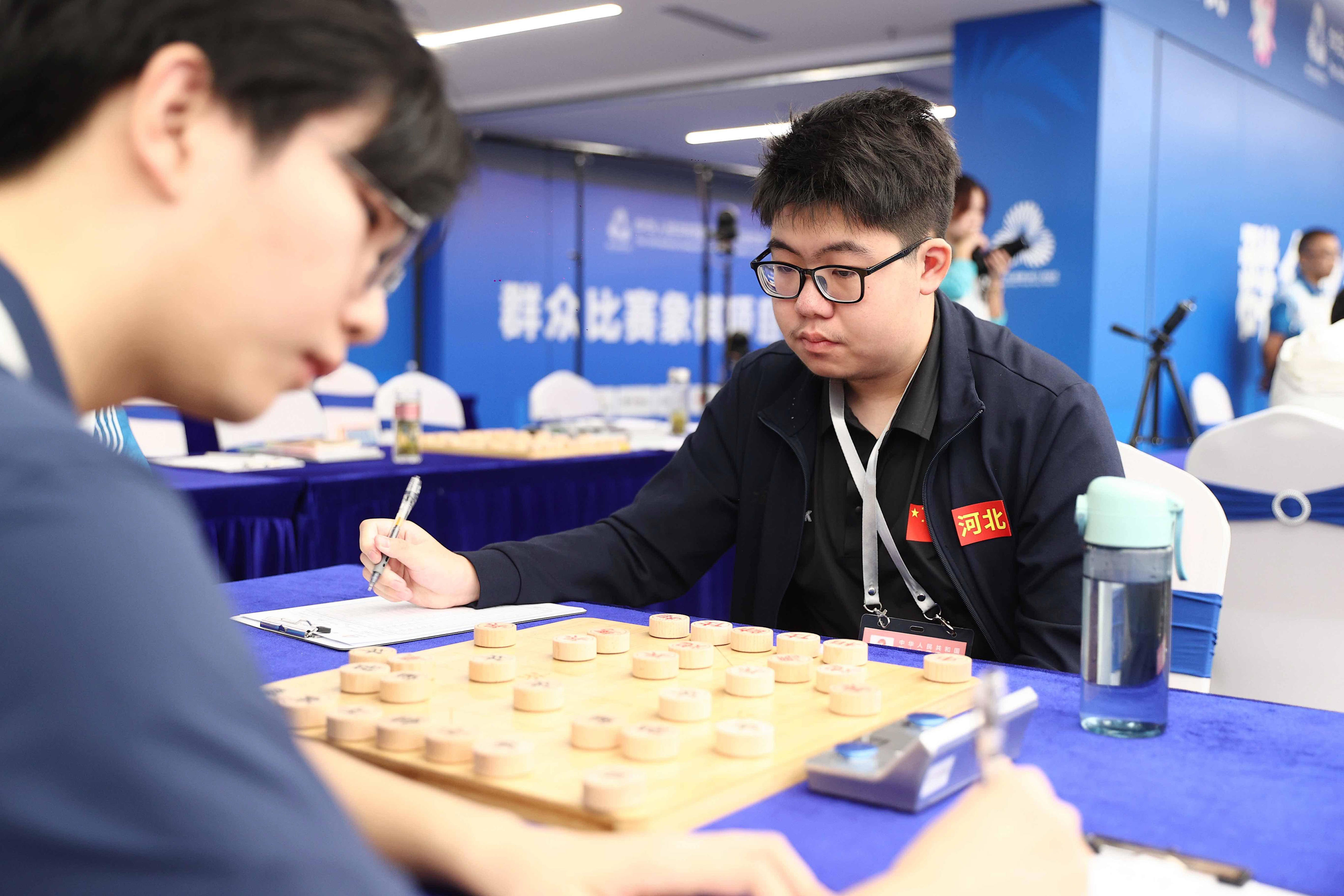 名第二的孟, 外界干扰
